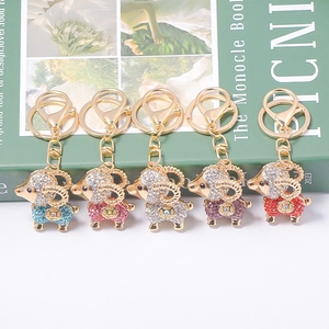 Lot de cinq porte-clés mouton du zodiaque avec strass et accessoires dorés