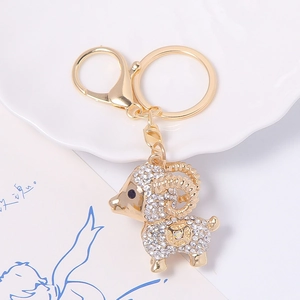 Détail du porte-clés chèvre plaqué or avec strass scintillants et anneau métallique