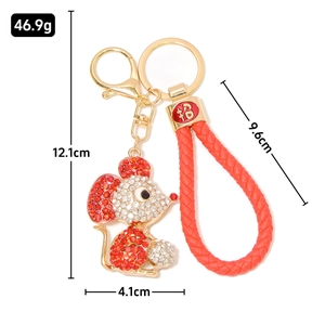 Portachiavi zodiaco cinese topo con strass rossi e cinturino in pelle intrecciata