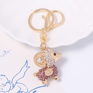 Vue détaillée du porte-clés mouton du zodiaque avec strass blancs et violets