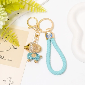 Porte-clés mouton chanceux avec sangle en cuir bleu et breloque en métal avec strass