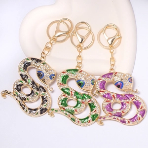 Vue détaillée de trois porte-clés serpent du zodiaque avec émail coloré et strass