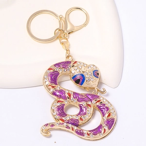 Vue détaillée du porte-clés serpent avec émail violet et strass blancs sur alliage doré