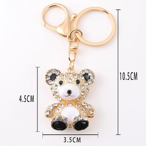 Vue détaillée de la taille du porte-clés ours doré avec strass et boucle en D