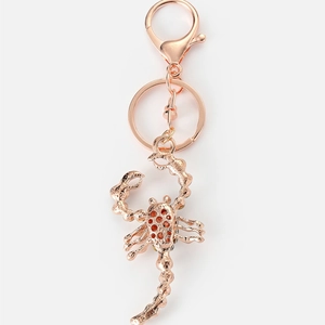 Portachiavi scorpione oro rosa con strass e gancio a molla per borse e zaini