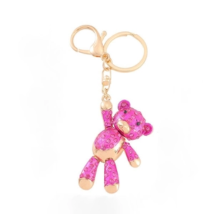 Détail du porte-clés ours en strass rose avec fermoir mousqueton doré et anneau