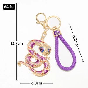 Porte-clés serpent du zodiaque chinois avec émail violet et lanière en cuir tressé