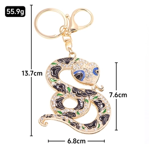 Vue détaillée du porte-clés serpent doré avec fleurs en émail et cristaux brillants