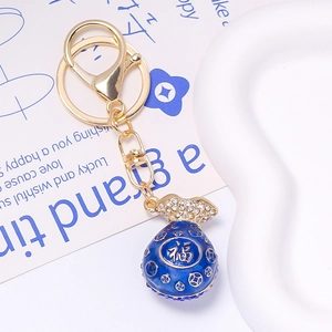 Porte-clés doré avec pendentif sac porte-bonheur bleu, cristaux et caractère chinois Fu