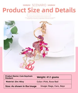 Porte-clés flamant rose avec strass et anneau doré pour sacs à main, vue macro