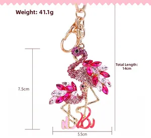 Détails du porte-clés flamant rose en strass avec dimensions et poids précisés