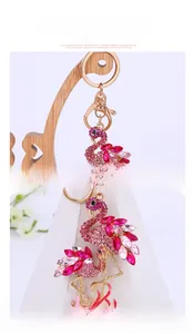 Détails du porte-clés flamant avec strass roses et fermoir mousqueton en métal doré