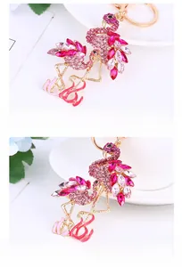 Détail du porte-clés flamant rose avec strass brillants et base dorée raffinée