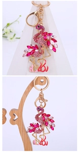 Vue détaillée du porte-clés flamant rose avec strass brillants et fermoir mousqueton doré