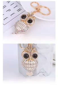 Détails du porte-clés hibou doré avec cristaux colorés et artisanat en métal poli
