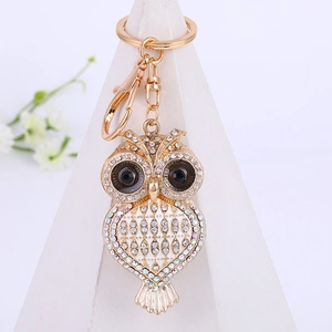 Détail du porte-clés hibou avec strass étincelants et garniture métallique dorée