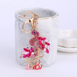 Portachiavi fenicottero rosa oro con strass e cristalli su una tazza di marmo