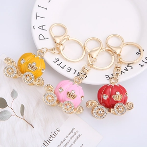 Porte-clés Carrosse Citrouille en Strass pour Femmes Alliage Plqué Or Émail Conte de Fées Pendentif de Sac Anneau de Clé de Voiture Bijoux Cadeau