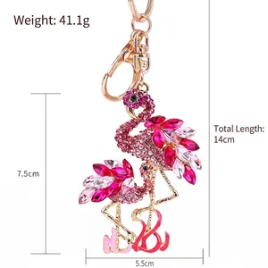 Porte-clés flamant rose en alliage doré avec strass et dimensions de 14cm de long
