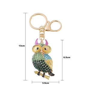Dimensions détaillées du porte-clés hibou avec strass de 13cm de long et 6.5cm de haut