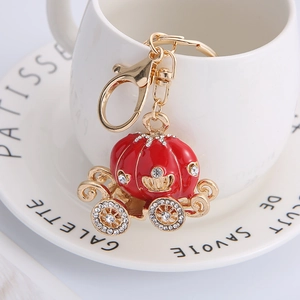 Porte-clés carrosse de citrouille étincelant avec émail rouge et cristaux sur une tasse