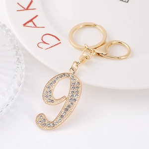 Detail van de gouden nummer negen sleutelhanger met strass steentjes en karabijnsluiting