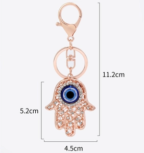 Detailansicht Hand der Fatima und Böses Auge Schlüsselanhänger in Roségold mit 11,2 cm Länge