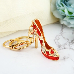 Détail du porte-clés chaussure à talon avec étoile rouge émaillée et strass blancs
