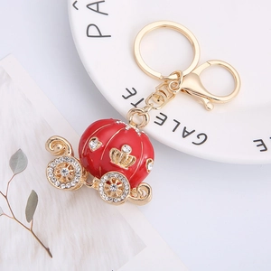 Porte-clés carrosse citrouille rouge scintillant avec accents dorés et strass femme