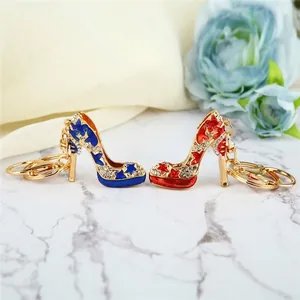 Porte-clés escarpins émaillés avec motif étoile et cristaux en rouge et bleu
