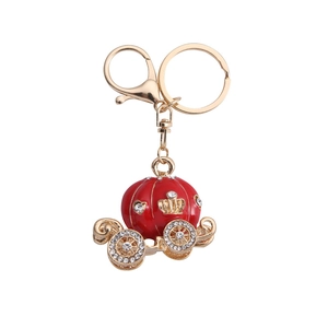 Porte-clés carrosse de citrouille étincelant avec émail rouge, placage or et strass