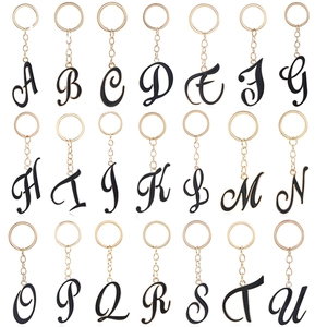 Alphabet-Schlüsselanhänger in Schreibschrift mit schwarz-weißem Emaille und Goldring