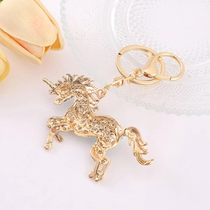 Porte-clés licorne plaqué or à la mode avec design évidé et accents sertis de diamants