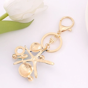 Porte-clés étoile de mer doré avec perles et cristaux sur un fond blanc avec une tulipe