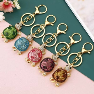 Détail du lot de 5 porte-clés tortue avec strass colorés sur une base en alliage doré