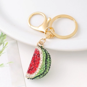 Detailansicht des Wassermelonen-Schlüsselanhängers mit roten Straßsteinen und Goldbeschlägen