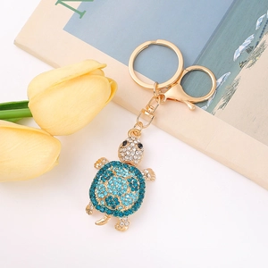 Détail du porte-clés tortue en cristal avec strass bleus et mousqueton en alliage doré