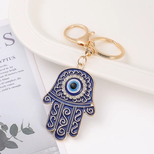 Portachiavi Mano di Fatima con malocchio in smalto blu e cristalli su placcatura oro
