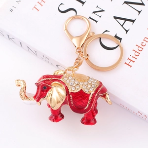 Dettaglio portachiavi a forma di elefante in smalto rosso con strass e moschettone