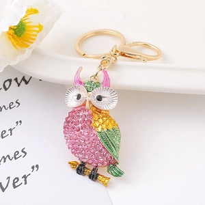 Détail du porte-clés hibou coloré avec strass brillants et fermoir mousqueton doré