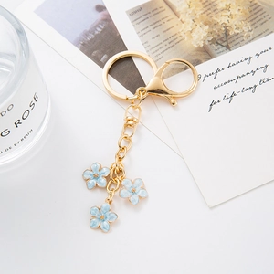 Porte-clés à fleurs émaillées bleu clair avec chaîne dorée pour sacs et accessoires
