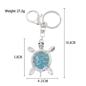 Portachiavi tartaruga marina scintillante con cristalli blu su anello di metallo