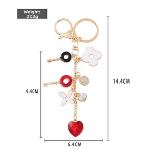 Goldener Kleeblatt Schlüsselanhänger mit rotem Herz Kristall und Strass Anhängern