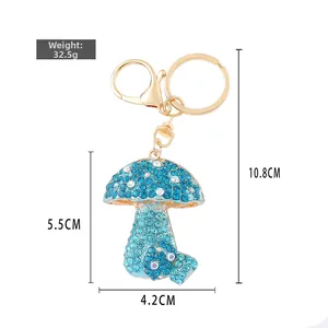 Schattige paddenstoel sleutelhanger met blauwe strassteentjes en goudkleurige coating
