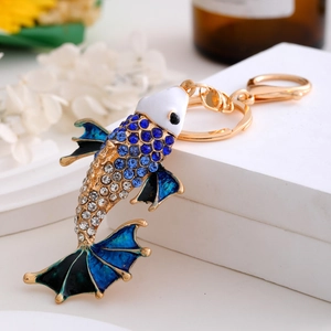 Gouden koi vis sleutelhanger met blauwe strassteentjes en emaille afwerking