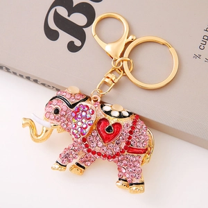 Olifant sleutelhanger met roze strassteentjes en rood hart op goudkleurig metaal