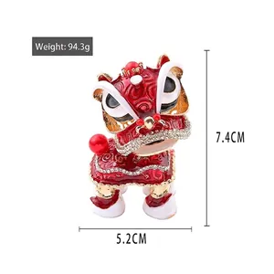 Chinesischer Löwentanz-Schlüsselanhänger mit roter Emaille und Kristallen, 7,4 cm hoch