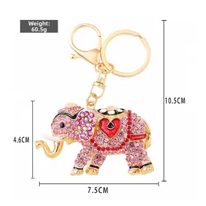 Roze olifant sleutelhanger met glanzende strass en rood hart op verguld metaal