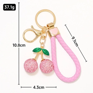 Portachiavi ciliegia con strass rosa e cinturino in pelle con misure dettagliate