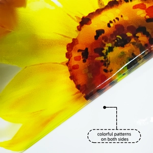 Detail von bunten Sonnenblumenmustern, beidseitig auf statischem Fensteraufkleber gedruckt